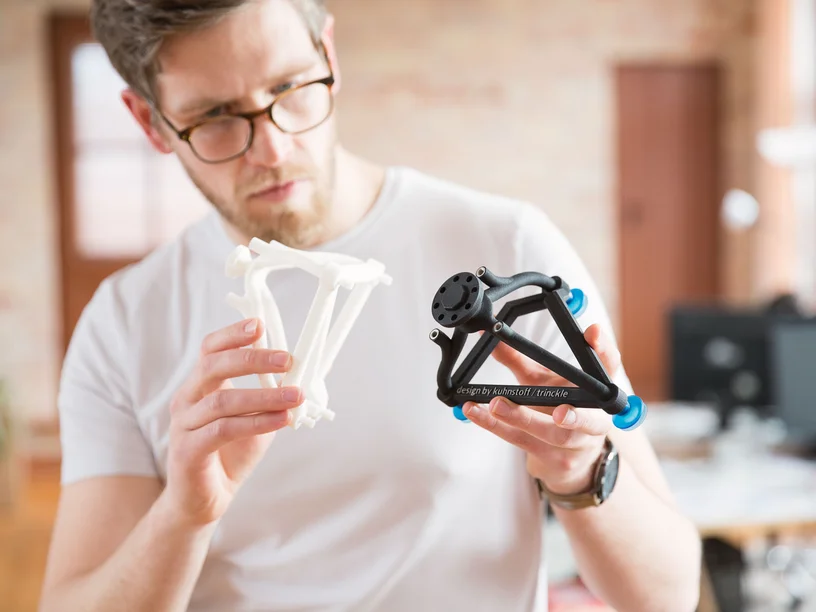 eos_3dprinting_applications_trinckle_kuhnstoff_gripperinhand.webp